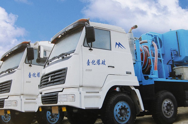 Mixed explosives truck