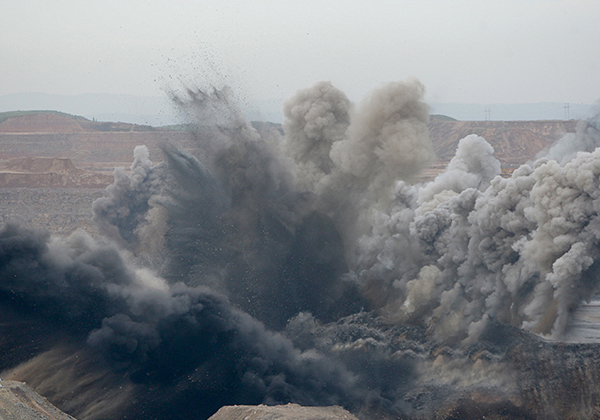 Large drop blasting in open pit