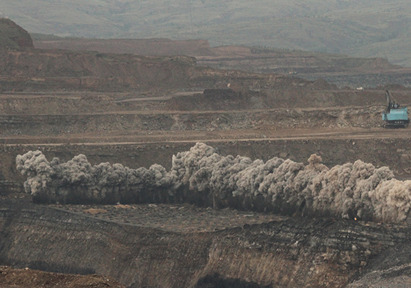 Open pit prescaling blasting