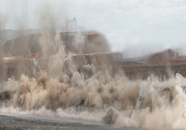 On September 12, 2012, the company successfully implemented digital electronic detonator loosening blasting in Shenhua Group's Heidaigou