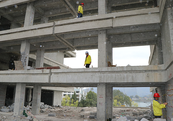 Building demolition by directional blasting