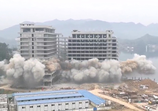Building demolition by directional blasting