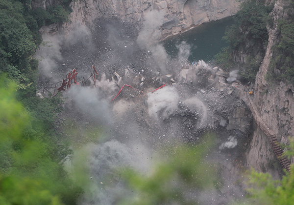 Cofferdam blasting